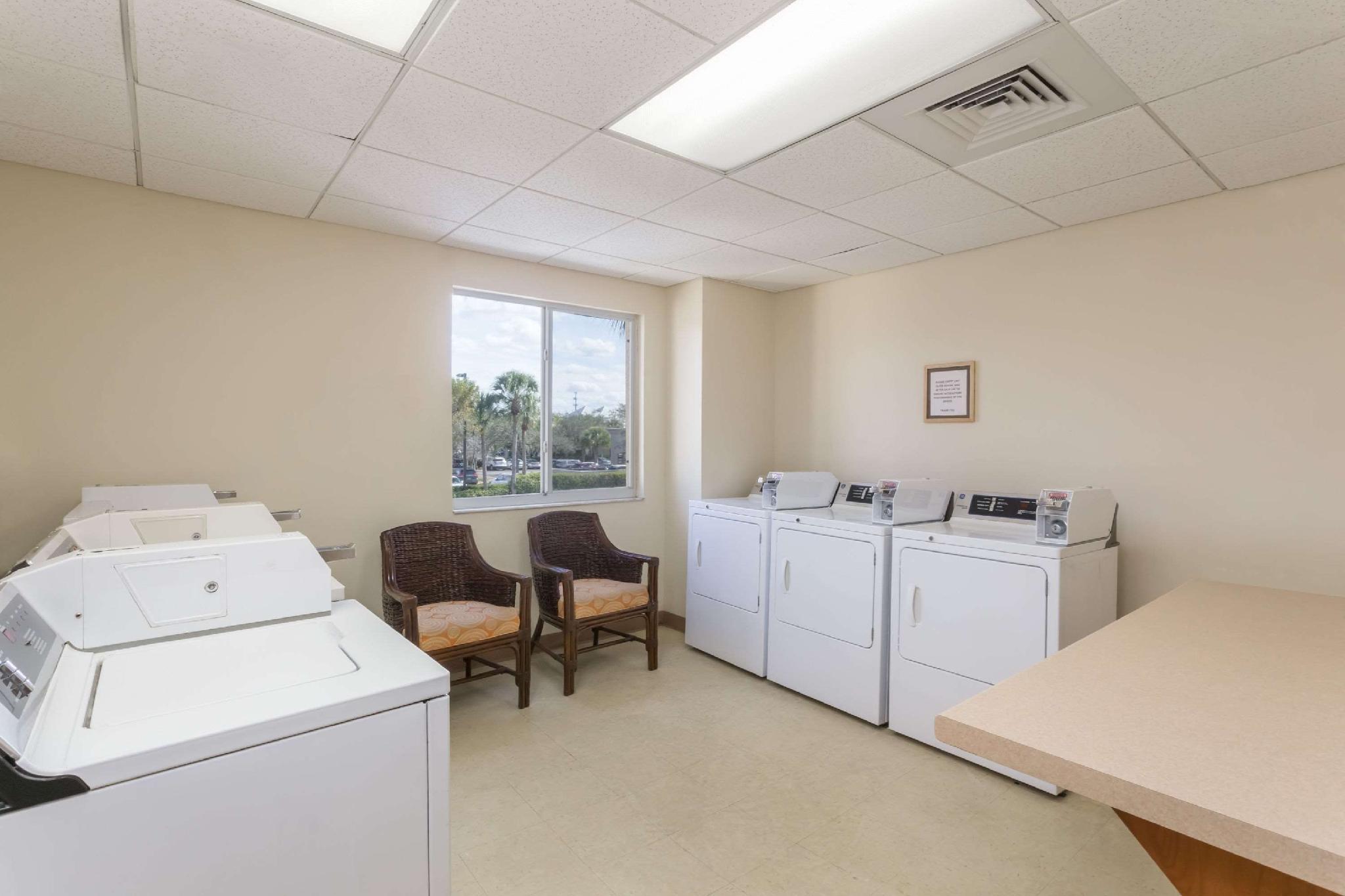 Hawthorn Extended Stay By Wyndham Naples Vineyards Exterior photo